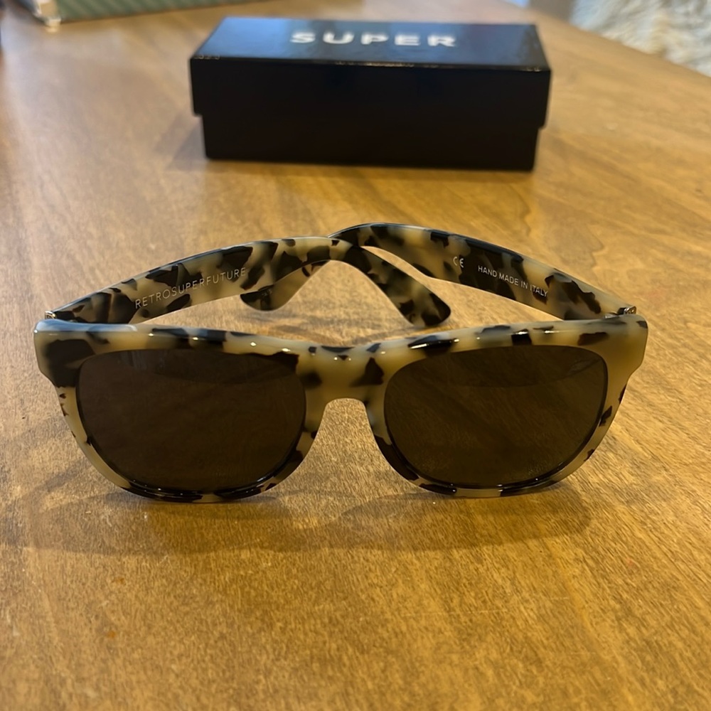 RETROSUPERFUTURE CLASSIC SUNGLASSES - DISCONTINUED COLORWAY WHITE TORTOISESHELL.